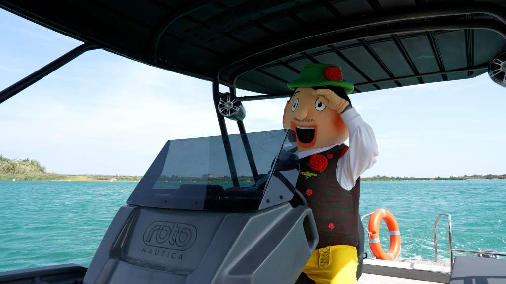 C0885.00_06_19_46.Still012